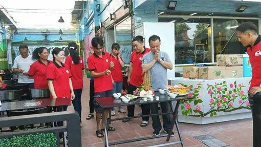 張韶涵媽媽越南工作照曝光,濃妝艷抹身材發福,打扮似少女