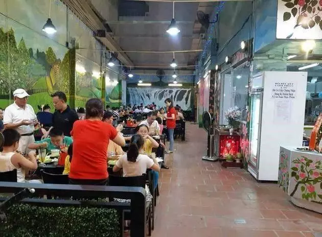 張韶涵媽媽越南工作照曝光,濃妝艷抹身材發福,打扮似少女