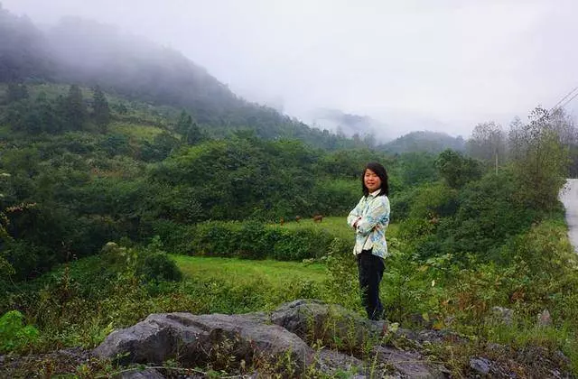 二十歲女孩撿回一個女嬰,受盡大家冷嘲熱諷,多年以後女兒讓她喜上加喜