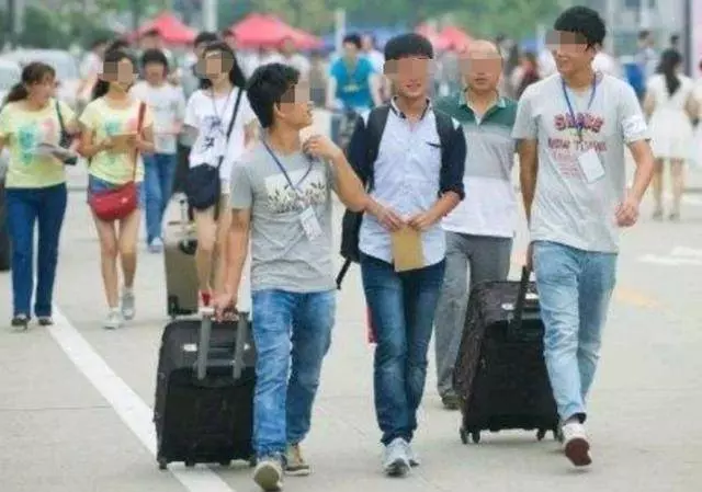 妹妹供哥哥上大學,照顧殘疾父親,哥哥送她房產,才知被騙10年!