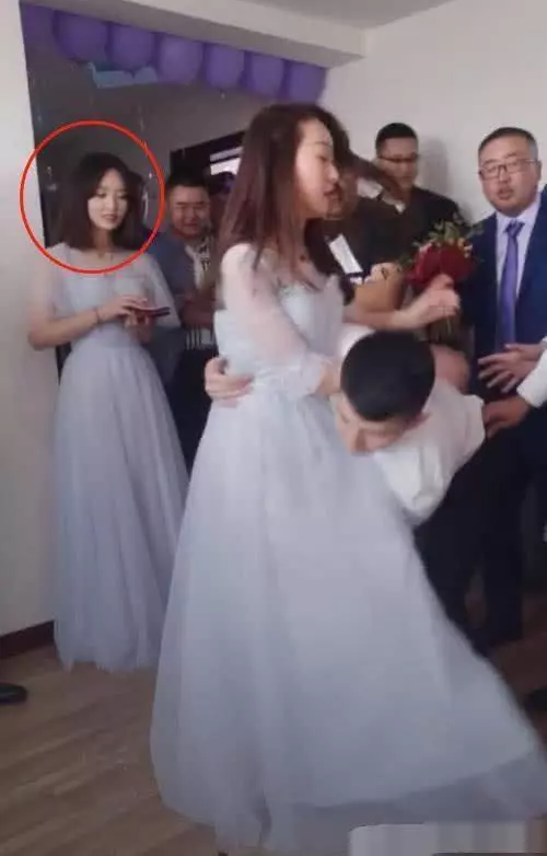 伴娘被伴郎強行抱起,看到旁邊的妹子,網友:我要娶她!