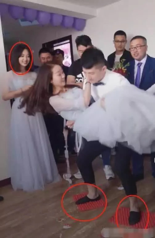 伴娘被伴郎強行抱起,看到旁邊的妹子,網友:我要娶她!