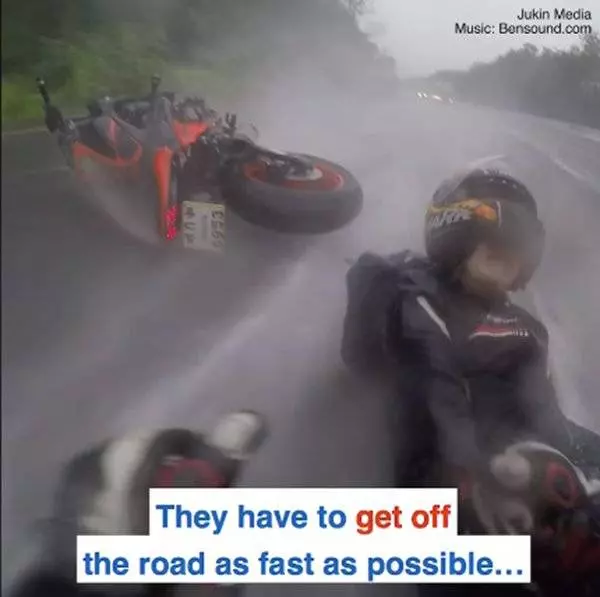雨中騎摩哆 超小心還是打滑 |