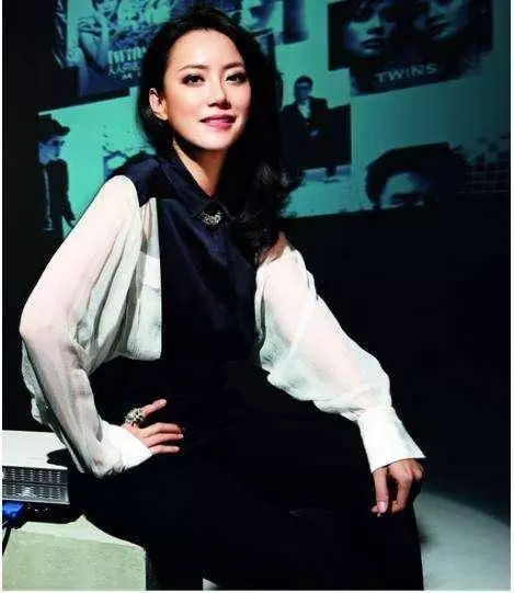 24歲捧紅謝霆鋒掙50億,如今39歲未婚生子,孩子父親至今不知是誰 ?