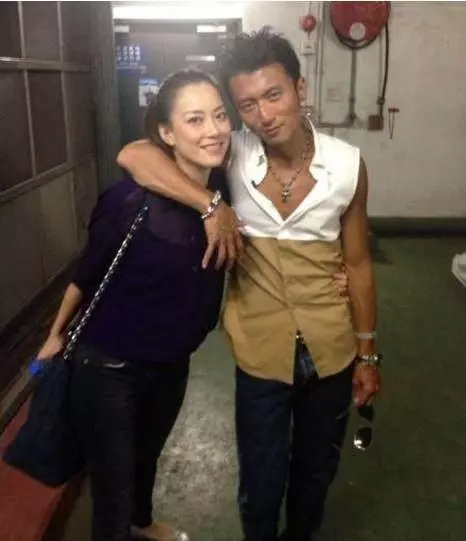 24歲捧紅謝霆鋒掙50億,如今39歲未婚生子,孩子父親至今不知是誰 ?