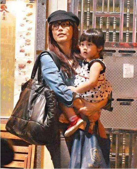 24歲捧紅謝霆鋒掙50億,如今39歲未婚生子,孩子父親至今不知是誰 ?