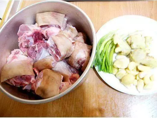 當媽媽煮【客家酸辣豬手】時,我們一家人真的是留著口水等著吃,實在是太香了!