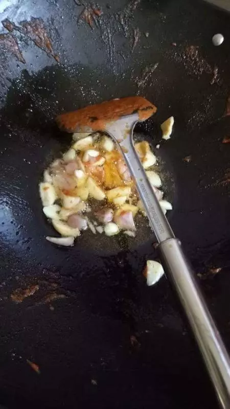 當媽媽煮【客家酸辣豬手】時,我們一家人真的是留著口水等著吃,實在是太香了!
