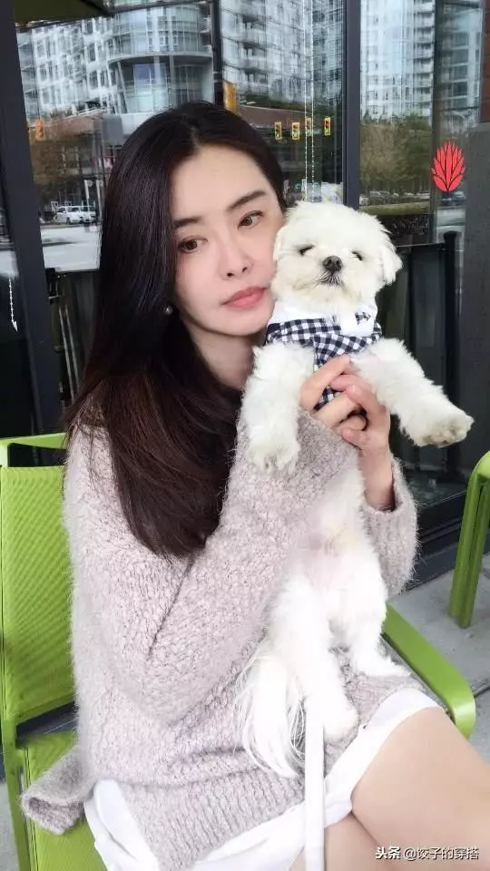 王祖賢減肥成功秀長腿,毛衣牛仔褲超減齡,51歲了卻美似25歲