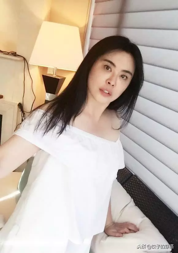 王祖賢減肥成功秀長腿,毛衣牛仔褲超減齡,51歲了卻美似25歲