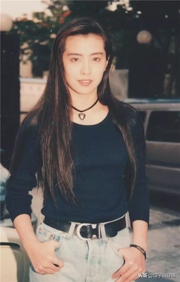 王祖賢減肥成功秀長腿,毛衣牛仔褲超減齡,51歲了卻美似25歲