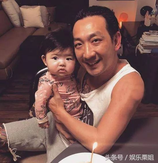 43歲李燦森變低調了,當爸後與妻女共吃一根香蕉,畫面溫馨甜蜜!