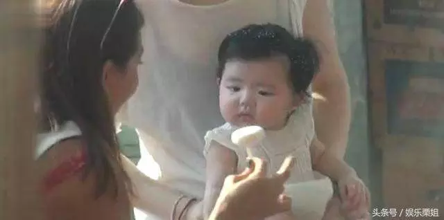 43歲李燦森變低調了,當爸後與妻女共吃一根香蕉,畫面溫馨甜蜜!