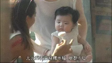 43歲李燦森變低調了,當爸後與妻女共吃一根香蕉,畫面溫馨甜蜜!