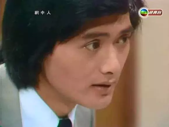 周潤發首曝捐光積蓄56億真相!出門穿15塊拖鞋、擠公車,他的「金錢觀」點醒千萬迷途羔羊!