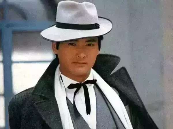 周潤發首曝捐光積蓄56億真相!出門穿15塊拖鞋、擠公車,他的「金錢觀」點醒千萬迷途羔羊!