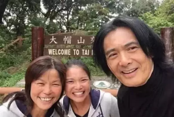 周潤發首曝捐光積蓄56億真相!出門穿15塊拖鞋、擠公車,他的「金錢觀」點醒千萬迷途羔羊!