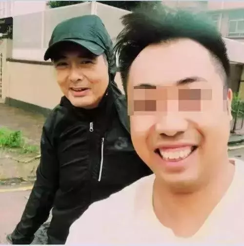 周潤發首曝捐光積蓄56億真相!出門穿15塊拖鞋、擠公車,他的「金錢觀」點醒千萬迷途羔羊!