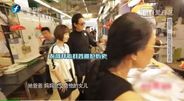 周潤發首曝捐光積蓄56億真相!出門穿15塊拖鞋、擠公車,他的「金錢觀」點醒千萬迷途羔羊!