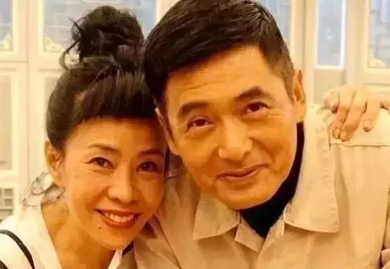 周潤發首曝捐光積蓄56億真相!出門穿15塊拖鞋、擠公車,他的「金錢觀」點醒千萬迷途羔羊!