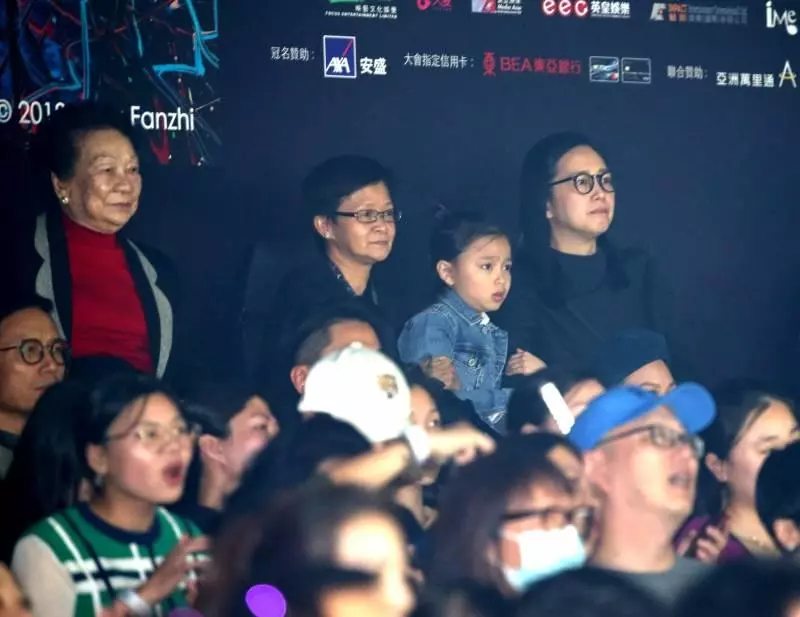 朱麗倩帶女兒再度現身劉德華演唱會,劉向蕙不停跟爸爸揮手萌爆了