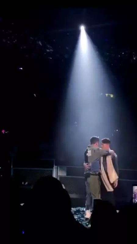 朱麗倩帶女兒再度現身劉德華演唱會,劉向蕙不停跟爸爸揮手萌爆了