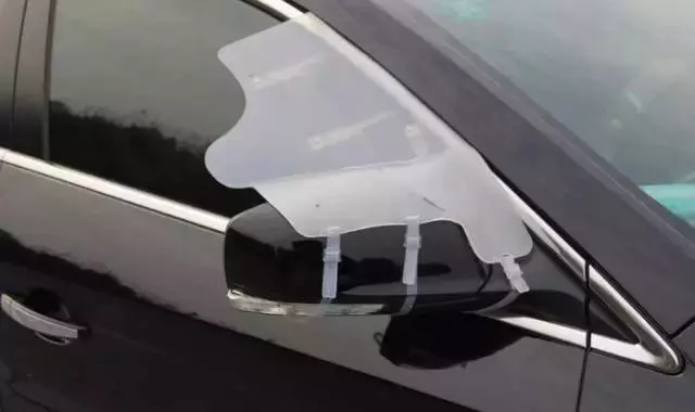 朋友車裡總會備一塊香皂,一開始很不解,但有次下雨我終於知道了原因!馬上準備了一塊! !