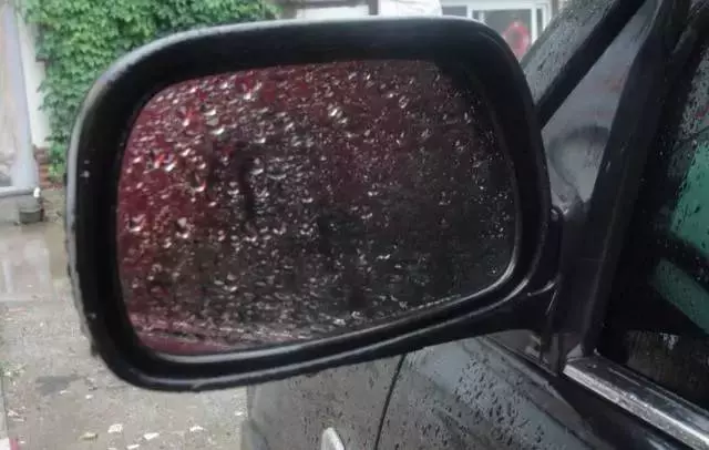 朋友車裡總會備一塊香皂,一開始很不解,但有次下雨我終於知道了原因!馬上準備了一塊! !