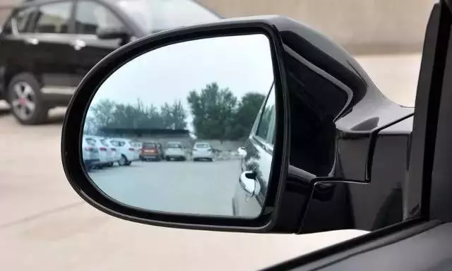 朋友車裡總會備一塊香皂,一開始很不解,但有次下雨我終於知道了原因!馬上準備了一塊! !