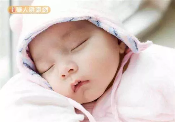 越晚越亢奮?專家授5方法,搞定0〜1歲寶寶睡眠問題