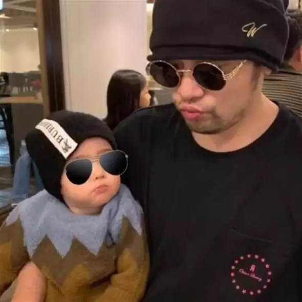 周杰倫罕曬兒Romeo正面 父子臉神複製!