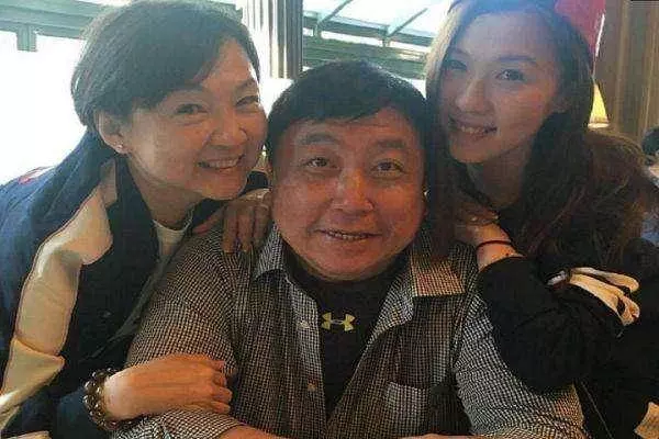 王晶老婆正面照曝光,長相卻惹來非議,難怪連邱淑貞都不要 !
