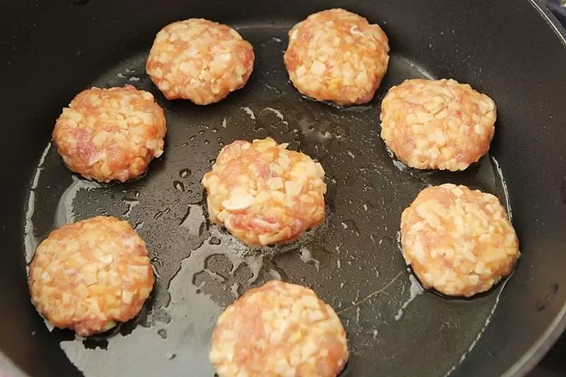 香煎蓮藕餅 ! 常吃蓮藕好處多,試試這個做法,端上桌搶著吃!