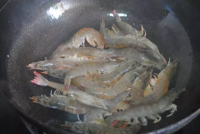 不要每次都是白灼蝦,都吃膩了!蝦最好吃的做法要「這樣做」每次做了都不夠吃,孩子說頓頓吃都不會膩!!