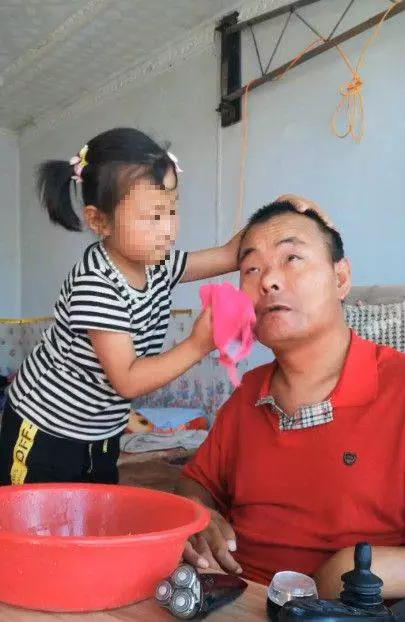 父癱瘓母帶弟出走!6歲女童不離不棄照顧父親 靠「網紅」賺取生活費