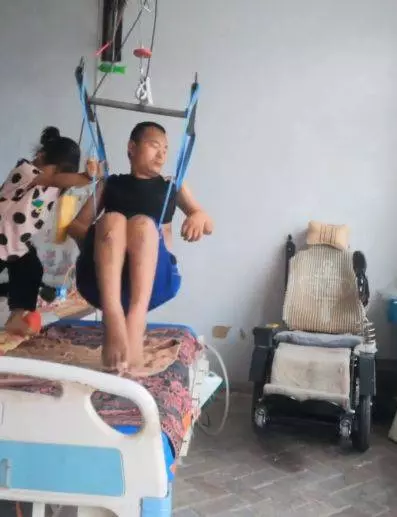 父癱瘓母帶弟出走!6歲女童不離不棄照顧父親 靠「網紅」賺取生活費