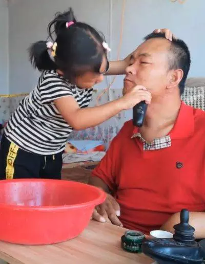 父癱瘓母帶弟出走!6歲女童不離不棄照顧父親 靠「網紅」賺取生活費