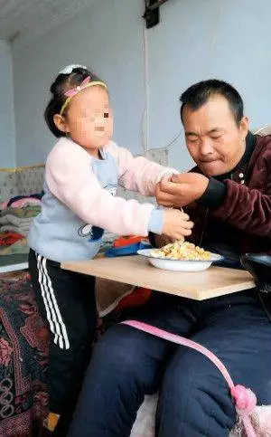 父癱瘓母帶弟出走!6歲女童不離不棄照顧父親 靠「網紅」賺取生活費