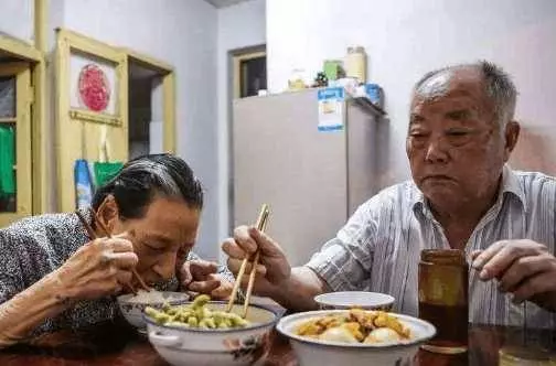 小叔子新婚,妯娌不願和公婆住一起,豈料公婆竟搬到我陪嫁房裡住