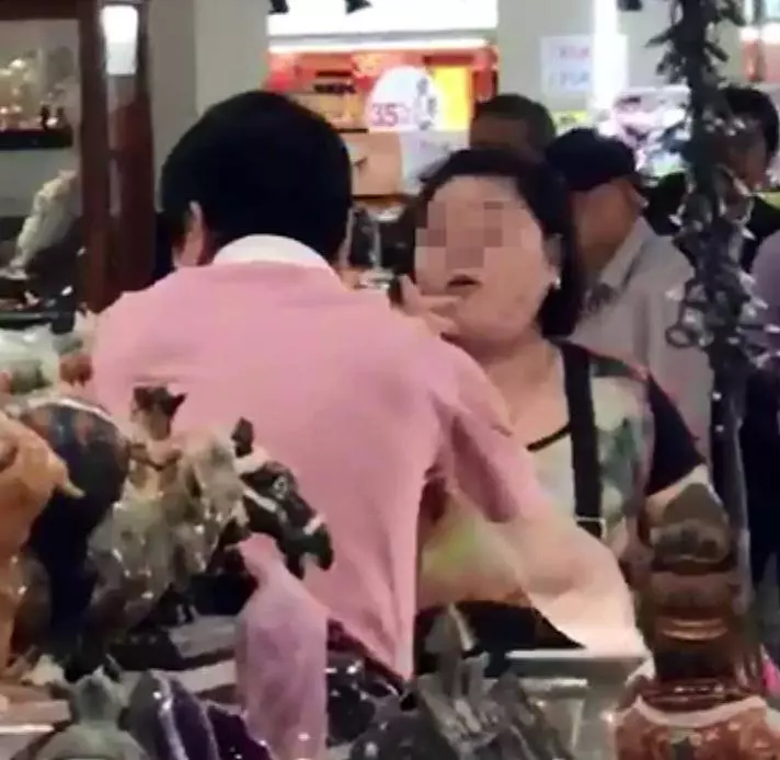 新加坡店員「狗眼看人低」遭阿嫂大罵,警方趕來,被逮捕的反倒變成她? !!