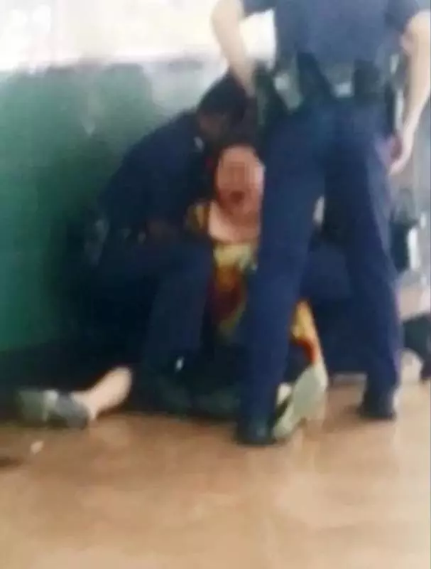 新加坡店員「狗眼看人低」遭阿嫂大罵,警方趕來,被逮捕的反倒變成她? !!