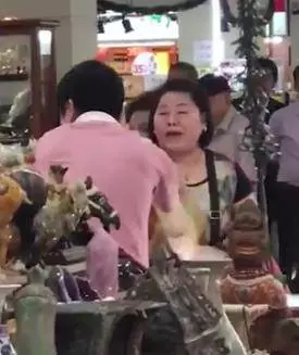 新加坡店員「狗眼看人低」遭阿嫂大罵,警方趕來,被逮捕的反倒變成她? !!