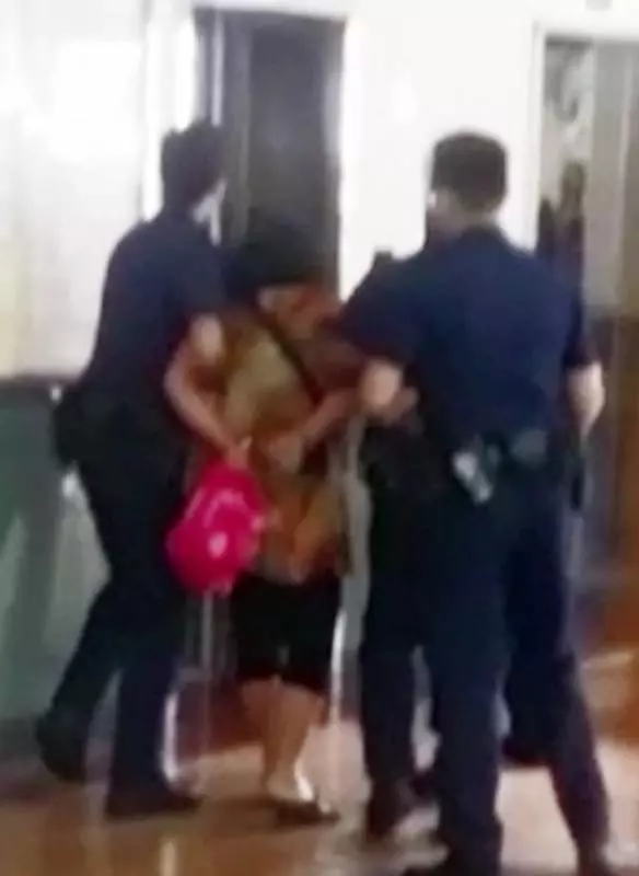 新加坡店員「狗眼看人低」遭阿嫂大罵,警方趕來,被逮捕的反倒變成她? !!