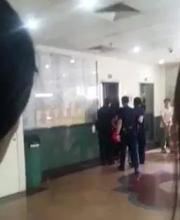 新加坡店員「狗眼看人低」遭阿嫂大罵,警方趕來,被逮捕的反倒變成她? !!