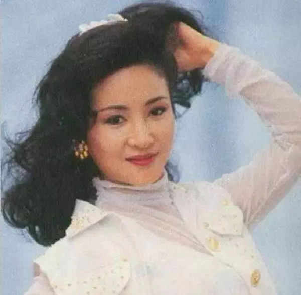 謝霆鋒母親到底有多美?看到他母親的年輕照,網友:怪不得兒子那麼帥
