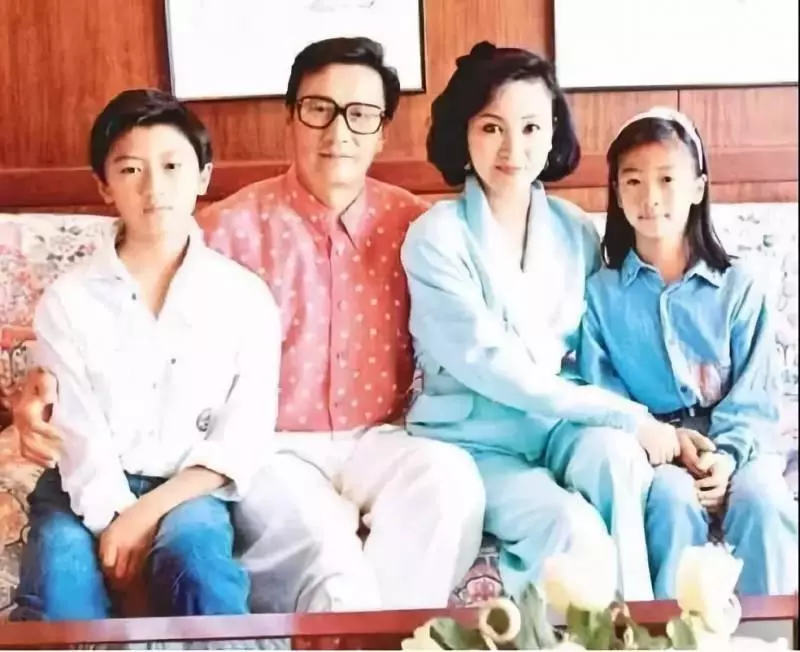 謝霆鋒母親到底有多美?看到他母親的年輕照,網友:怪不得兒子那麼帥