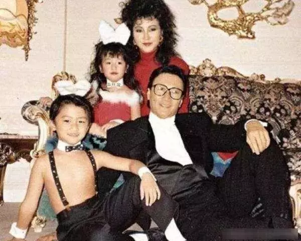 謝霆鋒母親到底有多美?看到他母親的年輕照,網友:怪不得兒子那麼帥