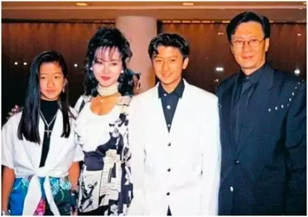 謝霆鋒母親到底有多美?看到他母親的年輕照,網友:怪不得兒子那麼帥