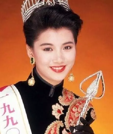 袁詠儀真膽大!全身上下就只穿一件西裝? 網友:張智霖看好你老婆