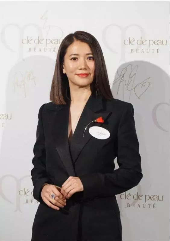 袁詠儀真膽大!全身上下就只穿一件西裝? 網友:張智霖看好你老婆